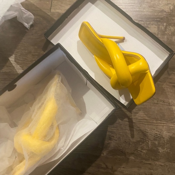 SUPER CUTE BRAND NEW  Yellow Women's Heeled Sandals - Picture 4 of 5